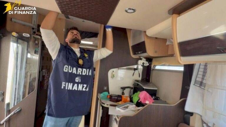 Droga per 5 milioni di euro sul camper, taser, machete, mazza da baseball e… un bassotto Camper droga bassotto