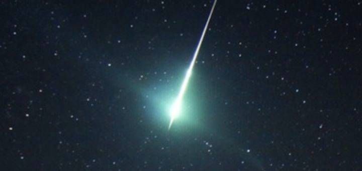 Una scia verde nel cielo: il bolide dell’Immacolata avvistato in tutto il Nord Italia Bolide cielo nord Italia