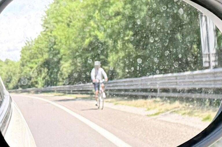 In bicicletta sulla Milano-Meda, pericolo segnalato dagli automobilisti Ciclsita Milano Meda
